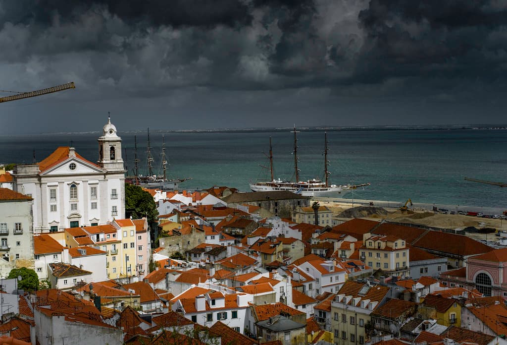Lisbon Alfama 山城與紅瓦屋頂