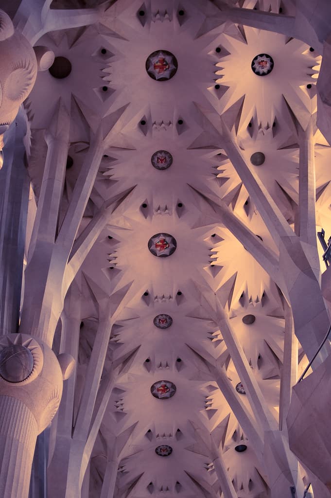 Sagrada Família 室內花形天花與石柱